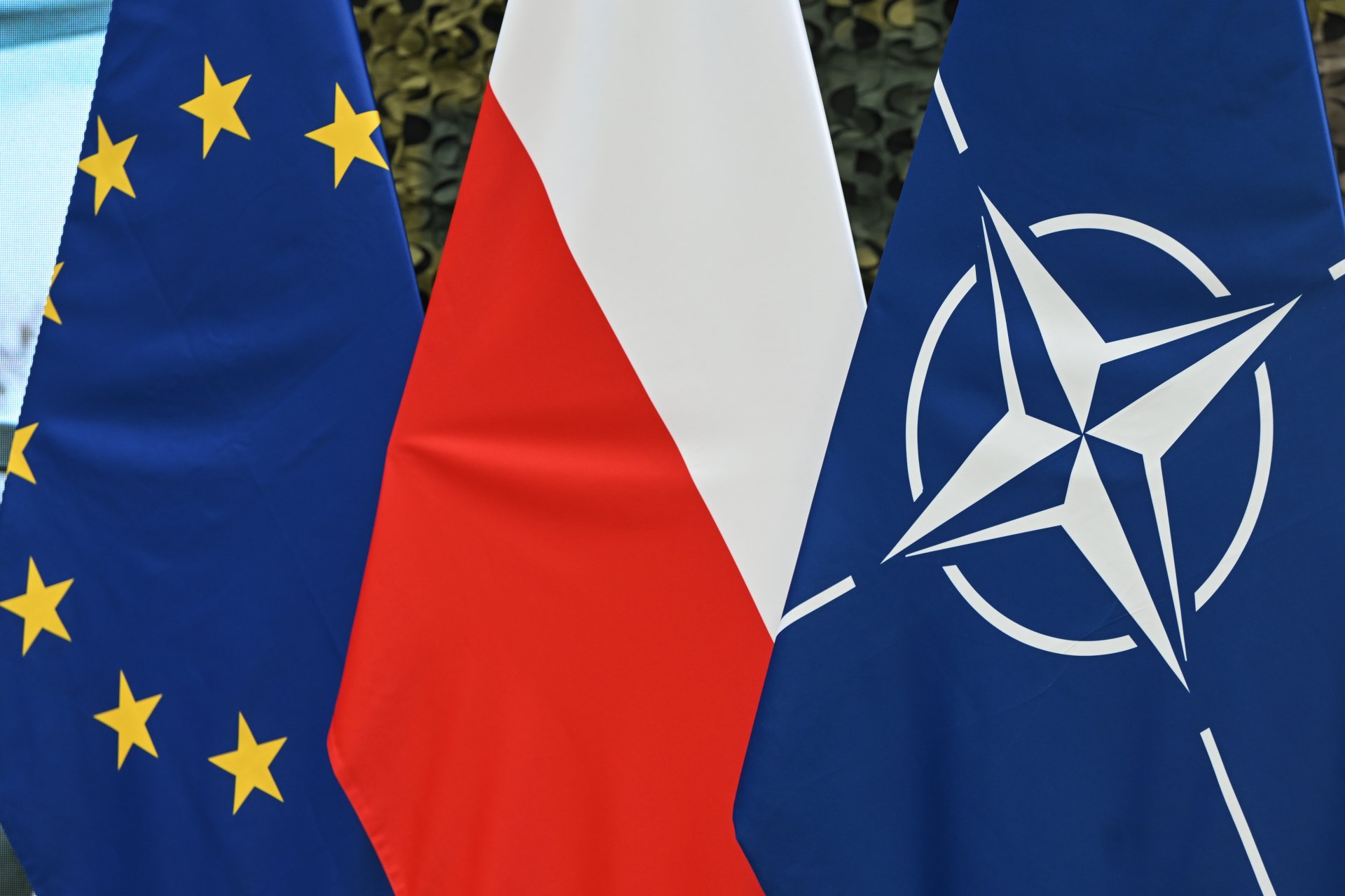 最新！立陶宛紧急关闭维尔纽斯机场！泽连斯基签署多项针对俄罗斯制裁令！乌军：打击俄石化厂